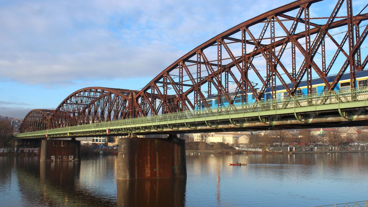 Železničnímu mostu v Praze lze prodloužit život, míní britský expert